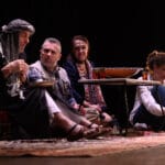 Quatre acteurs prennent le thé dans un salon maghrebin
