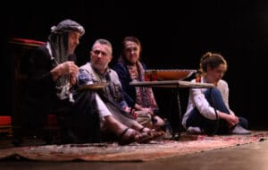 Quatre acteurs prennent le thé dans un salon maghrebin