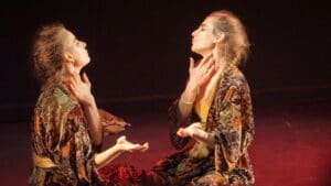 Deux comédiennes se maquillent sur scène en vis-à-vis donnant l'impression de miroir