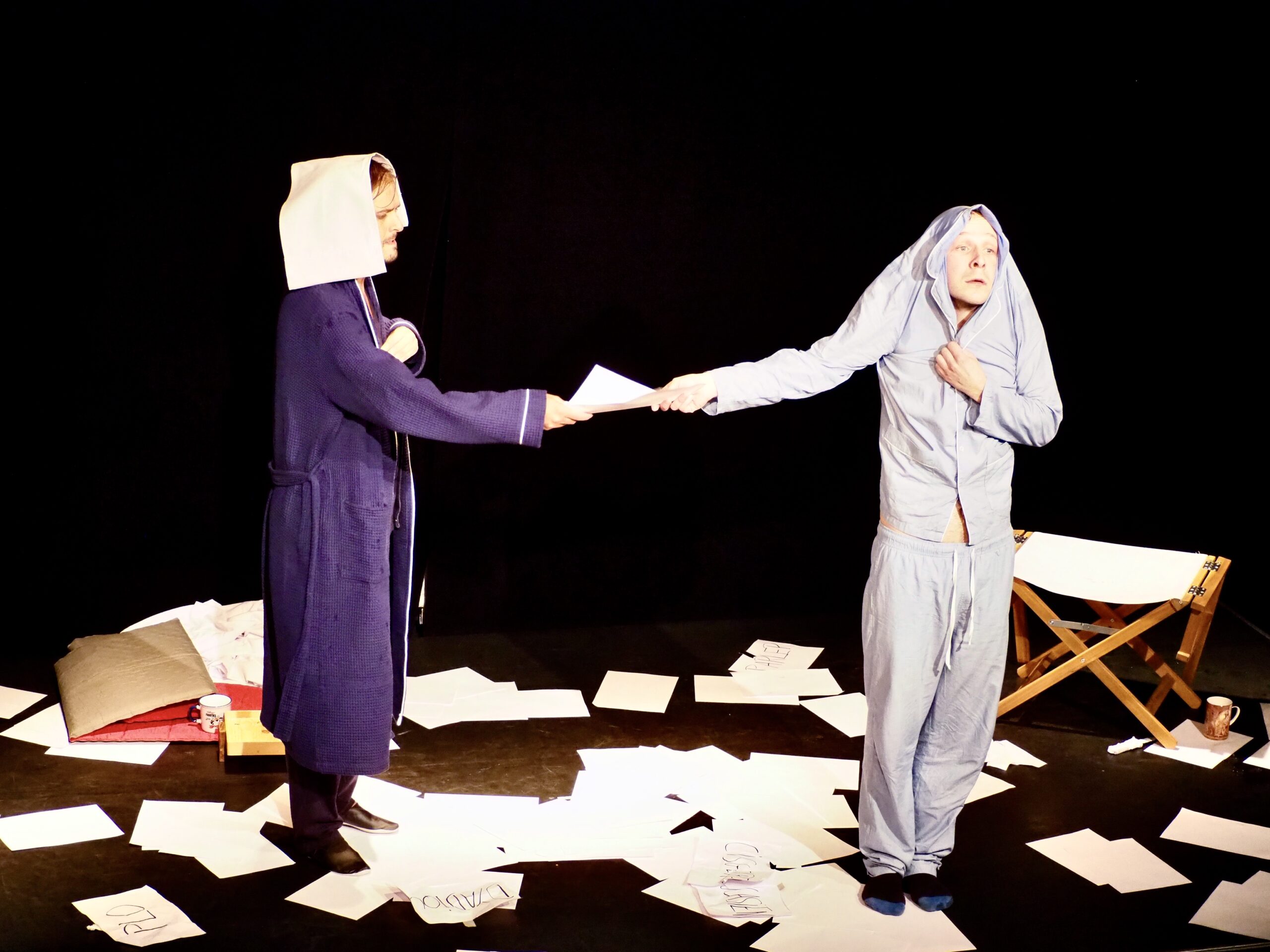 Deux comédiens tiennent une feuille de papier